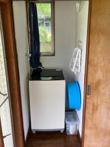 a small refrigerator in a room with a window at Kinta-Garden - Vacation STAY 20753v in Kanō