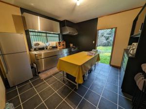 une cuisine avec une table et un chiffon de table jaune dans l'établissement Villa Mountainman - Vacation STAY 23090v, à Ichijuku