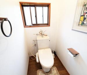 La salle de bains est pourvue de toilettes et d'une fenêtre. dans l'établissement Villa Mountainman - Vacation STAY 23090v, à Ichijuku 3 autres photos