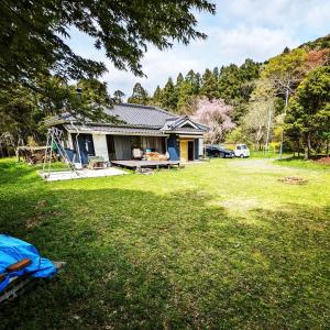 une maison avec une table de pique-nique dans une cour dans l'établissement Villa Mountainman - Vacation STAY 23090v, à Ichijuku