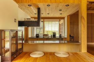 那須湯本にあるOyamauchi Te - Vacation STAY 17102の木製の天井のキッチン、カウンター(スツール付)