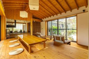 那須湯本にあるOyamauchi Te - Vacation STAY 17102の木製のテーブルと椅子のあるリビングルーム