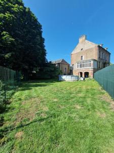 an empty yard in front of an old building at Gite Lagarto animaux bienvenus 