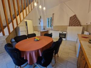 a kitchen with a table and chairs in a room at Gite Lagarto animaux bienvenus 