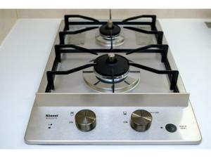 una stufa con due fornelli sopra di ZOOM Esaka Park - Vacation STAY 17113 a Suita