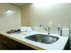 un lavandino in cucina con piano di lavoro di ZOOM Esaka Park - Vacation STAY 17113 a Suita Altre 41 foto
