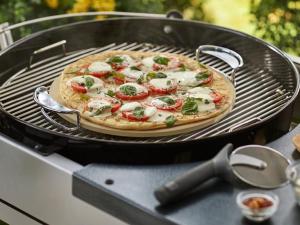 a pizza is cooking on a barbecue grill at Mori de Waoke Nasuppo - Vacation STAY 23918v in Nasu-yumoto