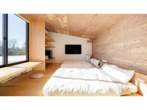 a room with a bed and a tv in it at Mori de Waoke Nasuppo - Vacation STAY 23918v in Nasu-yumoto