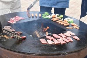 Kemudahan BBQ tersedia untuk tetamu di perkhemahan ini