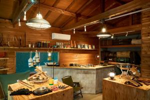 KurobaneにあるTHEIR SATOYAMA FIELD - Vacation STAY 85928vの木製の壁と皿が置かれたテーブルのあるキッチン