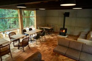 KurobaneにあるTHEIR SATOYAMA FIELD - Vacation STAY 85928vのテーブルとソファ、暖炉のあるレストラン