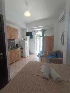 Una habitación con una cama con dos toallas encima. en Studio Irena, en Agia Pelagia