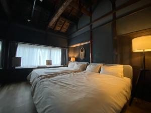 a bedroom with a large white bed with a window at Nagasaki Sakayado OKU - Vacation STAY 35113v in Nagasaki