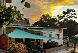 Pedro Vicente MaldonadoにあるDepartamento 2 habitaciones- Piscina, Botánico, BBQ, Terraza - THE GARDEN HOUSEの虹の空の建物