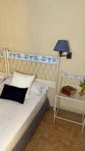 ein Schlafzimmer mit einem Bett und einer blauen Lampe in der Unterkunft Hotel Boutique Cumbres de Castilla in Mandayona + 20 Fotos