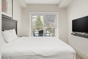 Μια τηλεόραση ή/και κέντρο ψυχαγωγίας στο 2BR Suite with Scenic Views