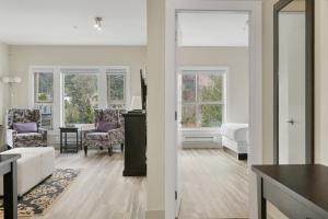 Χώρος καθιστικού στο 2BR Suite with Scenic Views