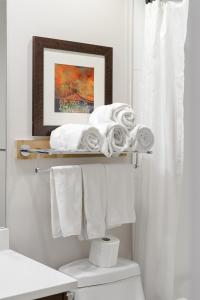 Φωτογραφία από το άλμπουμ του 2BR Suite with Scenic Views σε Harrison Hot Springs