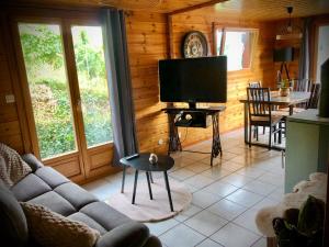 Μια τηλεόραση ή/και κέντρο ψυχαγωγίας στο Le chalet du Hibou