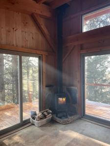 Fotografie z fotogalerie ubytování Incredible Timber Tree House with Wood-Fired Hot Tub Nestled in the Trees for a Unique Romantic Getaway in Moscow, Idaho v destinaci Moscow