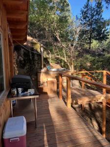Balkón nebo terasa v ubytování Incredible Timber Tree House with Wood-Fired Hot Tub Nestled in the Trees for a Unique Romantic Getaway in Moscow, Idaho + 5 fotografií