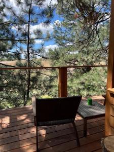 Balkón nebo terasa v ubytování Incredible Timber Tree House with Wood-Fired Hot Tub Nestled in the Trees for a Unique Romantic Getaway in Moscow, Idaho