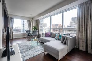 TV a/nebo společenská místnost v ubytování 2BD 2BR Panoramic View Sheppard Metro Free parking