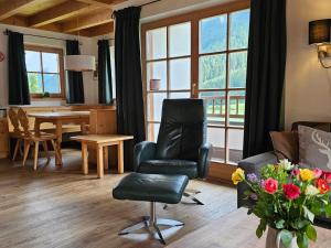 un salon avec un canapé, un fauteuil et une table dans l'établissement Schöneben Chalet Vienna, à Wald im Pinzgau