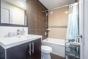 Koupelna v ubytování 2BD 2BR Panoramic View Sheppard Metro Free parking + 17 fotografií