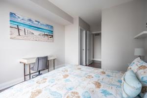 Postel nebo postele na pokoji v ubytování 2BD 2BR Panoramic View Sheppard Metro Free parking