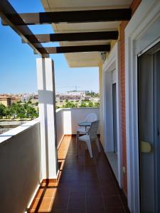 a balcony with a table and a view at Terrasol Torrelitoral 1 dormitorio in Torre del Mar