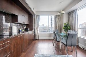 Kuchyň nebo kuchyňský kout v ubytování 2BD 2BR Panoramic View Sheppard Metro Free parking