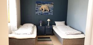 Postel nebo postele na pokoji v ubytování Traditional farm house located close to fjord