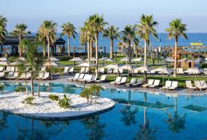 una imagen de una piscina del complejo con sillas y sombrillas en Lago Hotel, en Side