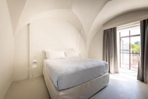 Postel nebo postele na pokoji v ubytování Suite Garden- Palazzo Villani Lubelli + 60 fotografií