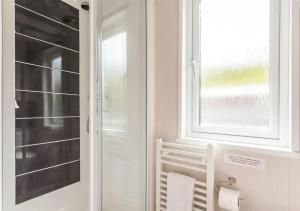 Un baño con ventana y toallero. en Sanctuary 5 Hot tub lodge, en Fort Augustus