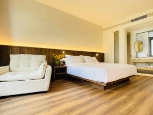 Un dormitorio con una cama blanca y un sofá. en SIDDHI INN, en Dali 82 fotos más