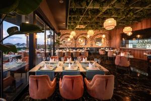 Un restaurante con mesas y sillas en una sala. en Lago Hotel, en Side
