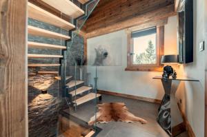 Μια τηλεόραση ή/και κέντρο ψυχαγωγίας στο Mountain Luxury Chalet With Spa Near Mont Blanc