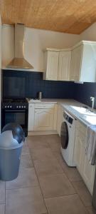 Kuchyň nebo kuchyňský kout v ubytování maison havre de paix en haute Saintonge