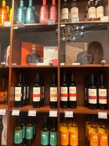 ein Regal mit vielen Flaschen Wein in der Unterkunft Vila Nogueira De Azeitao - Amaral's Guest Houses in Villa Nogueira