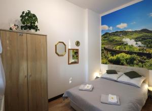 een slaapkamer met een bed met een schilderij aan de muur bij Stacja Binino  +56 foto's