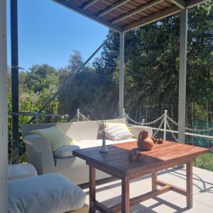 Balkoni atau teres di "Chez Maria"