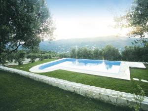 a swimming pool in the middle of a yard at Holiday Residence Rodanthi, Darmarochori in Darmarochori
