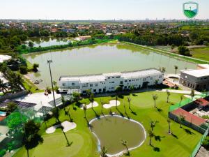 Άποψη από ψηλά του Lakeside QB Golf Club