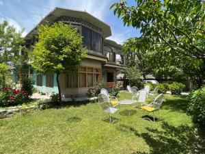 锡卡都Flora Inn Skardu的房屋前的院子,配有椅子和桌子 更多24张照片