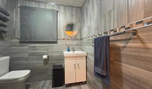 Un baño con lavabo, inodoro y espejo. en Stylish stay at Hartensee, en Mossel Bay 21 fotos más