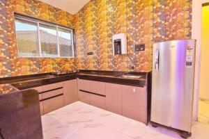 Dapur atau dapur kecil di Hillside Villa in Lonavala with Private Big Pool & Mountain View