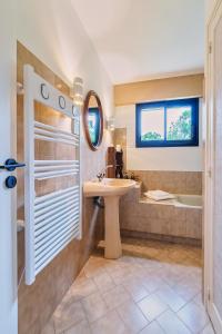 bagno con lavandino e vasca di Détente, nature & océan en Bretagne - Le 154 a Pénestin Altre 35 foto