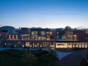 Koktokay可可托海的梦·非遗度假酒店的夜晚城市中亮着灯的建筑